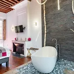 Le Xvi De La Rose Apartment *